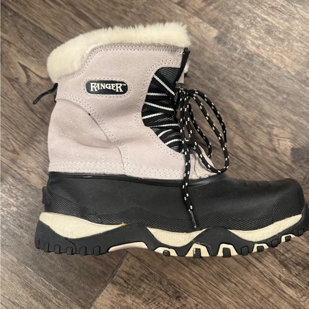 Cozy lined Women's Ranger Winter Boots. Lace up size 8